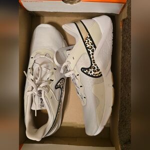 Women's Nike Legend Essential 2 PRM B